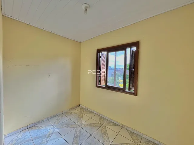 Foto de um cômodo interno com piso de cerâmica e janela.