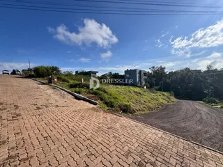 Vista da estrada de tijolos e da paisagem de uma propriedade em Lajeado.