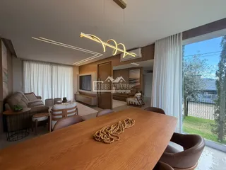 Sala de estar e jantar com decoração moderna em imóvel no Lajeado.