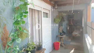 Vista da fachada de uma residência com plantas no jardim.