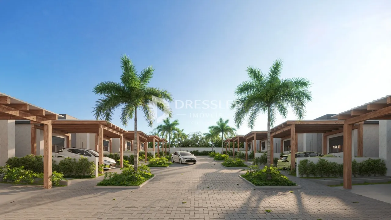 Vista externa de um condomínio residencial com estruturas de madeira e palmeiras.