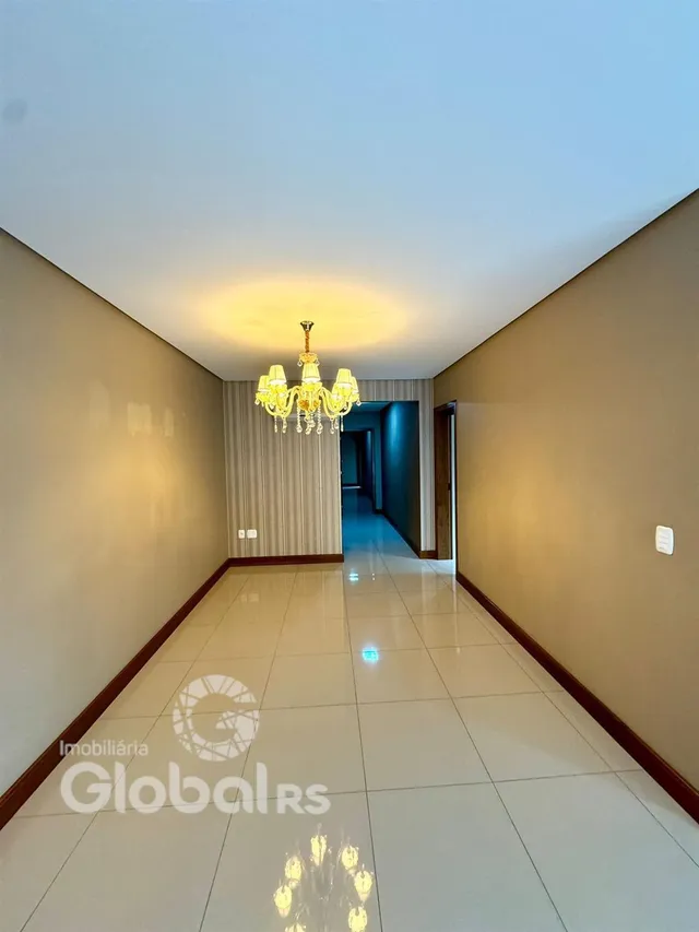 Corredor interno de uma residência com piso de cerâmica e teto branco.