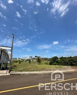 Vista externa de uma rua com céu azul claro.