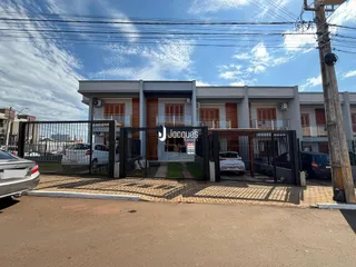 Fachada de um imóvel residencial em Lajeado, Brasil, com portão de ferro.