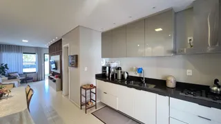 Vista da cozinha moderna com armários e bancadas em Lajeado.