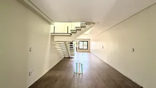 Corredor interno de uma residência em Lajeado.