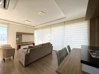 Sala de estar com sofá e piso de madeira clara.