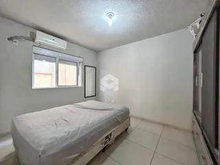 Quarto com cama e janela em um imóvel.