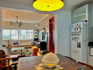 Sala de estar com vista para a paisagem através das janelas.