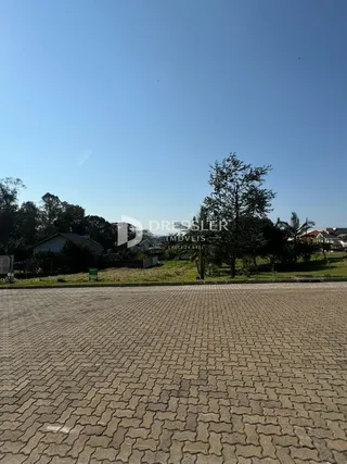 Vista da área externa pavimentada de uma propriedade em Lajeado.