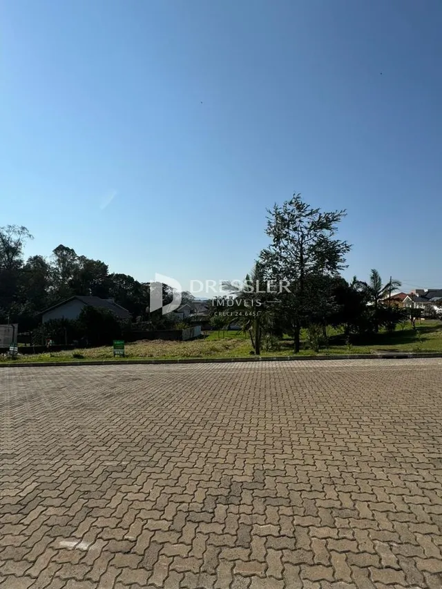 Vista da área externa pavimentada de uma propriedade em Lajeado.