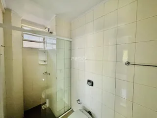 A foto mostra o interior de um banheiro com revestimento cerâmico.