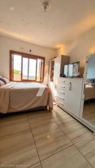 Quarto com janela e armário branco em um imóvel no Brasil.