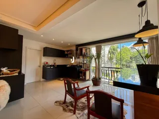 Interior de uma sala de estar com grandes janelas em Lajeado, Brasil.