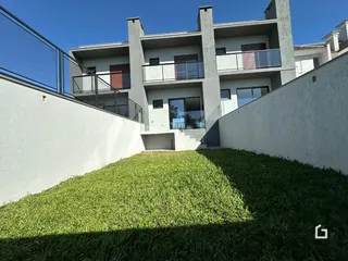 Fachada de um prédio residencial em Lajeado, Brasil, com jardim em primeiro plano.