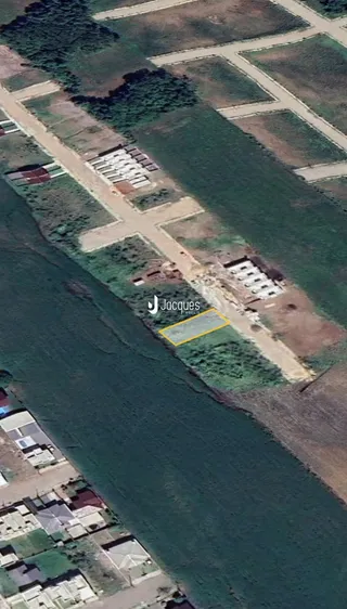 Vista aérea de uma propriedade em Lajeado, Brasil, mostrando campos e um corpo d'água.