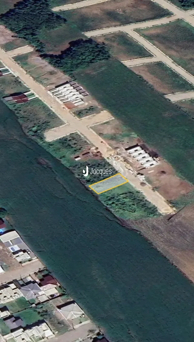 Vista aérea de uma propriedade em Lajeado, Brasil, mostrando campos e um corpo d'água.