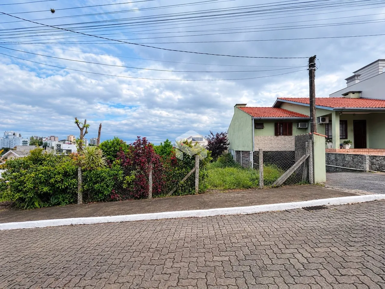 Fachada de uma casa em Lajeado, Brasil, com jardim e cerca.