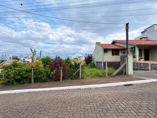 Fachada de uma casa em Lajeado, Brasil, com jardim e cerca.