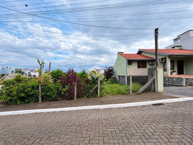 Fachada de uma casa em Lajeado, Brasil, com jardim e cerca.