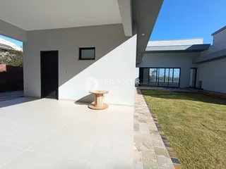 Vista da fachada de uma residência em Lajeado, Brasil, com área externa e jardim.