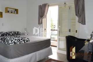 Quarto com cama e porta de vidro.