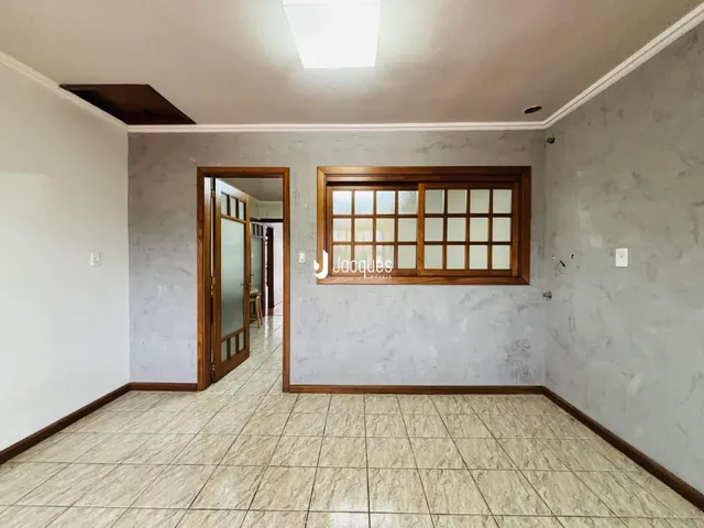 Hall de entrada com porta de madeira e janela.