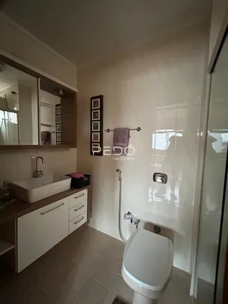 Foto de um banheiro interno em imóvel no Brasil.