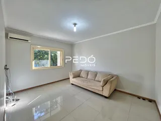 Sala de estar com piso de cerâmica e janela.
