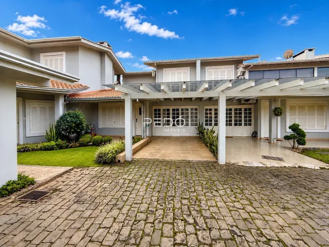 Fachada de residência em Lajeado, Brasil, com área externa pavimentada.