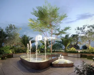 Uma fonte decorativa com água em um jardim externo.