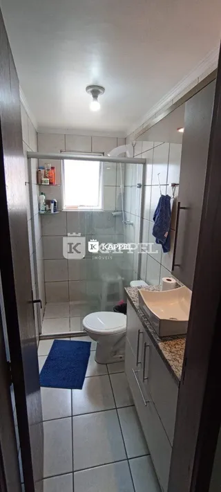 Foto de um banheiro com piso de cerâmica e vaso sanitário.
