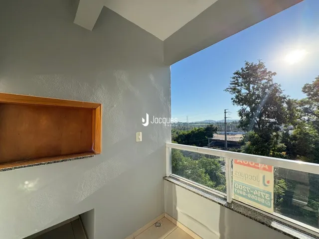 Vista da janela de um imóvel em Lajeado com vista para a vegetação.