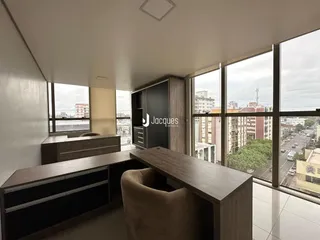 Sala de estar com grandes janelas que oferecem vista da cidade.
