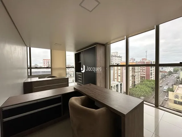 Sala de estar com grandes janelas que oferecem vista da cidade.