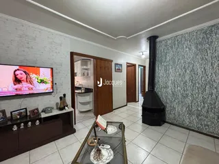 Sala de estar com parede de tijolos e lareira moderna.