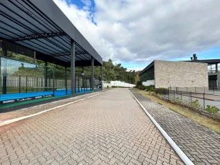 Vista externa de uma área coberta com pavimento de tijolos em Lajeado, Brasil.