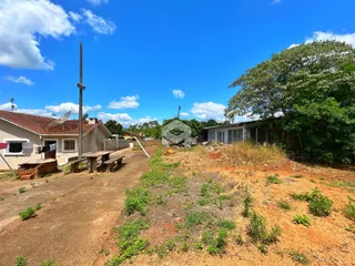 Vista externa de uma propriedade com terreno e estrada de terra em Lajeado.