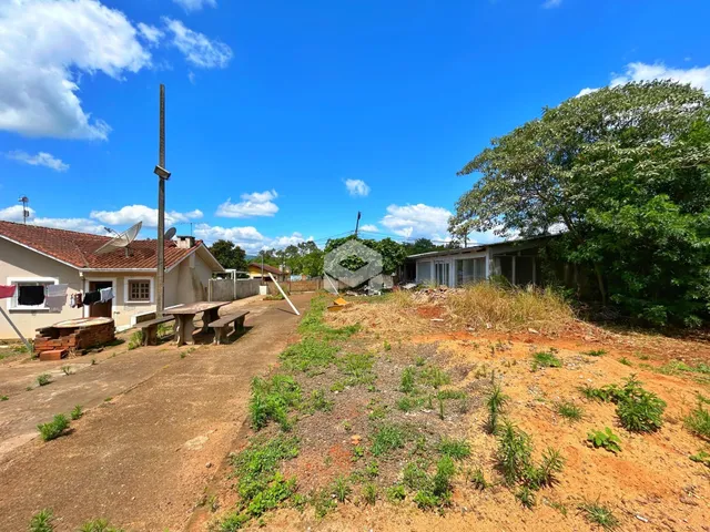 Vista externa de uma propriedade com terreno e estrada de terra em Lajeado.
