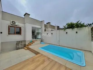 Foto da fachada de uma residência com piscina no Brasil.