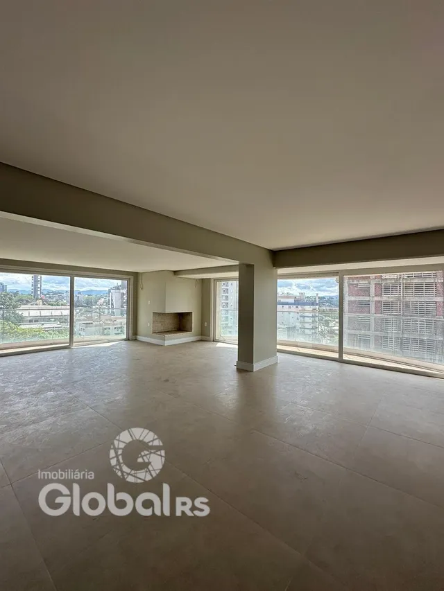Sala ampla com piso de cerâmica e grandes janelas.