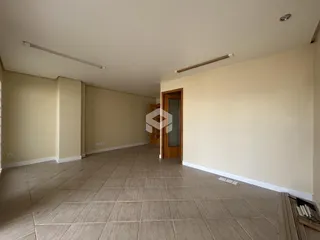 Hall de corredor interno com piso de cerâmica.