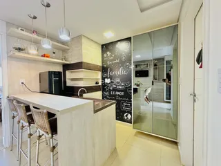 Vista da cozinha e área de jantar de uma residência em Lajeado.
