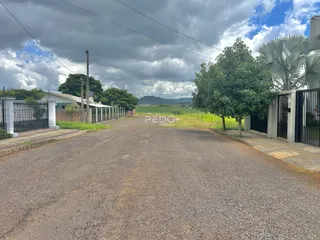 Vista da fachada de uma propriedade em Lajeado, Brasil com portão de entrada.