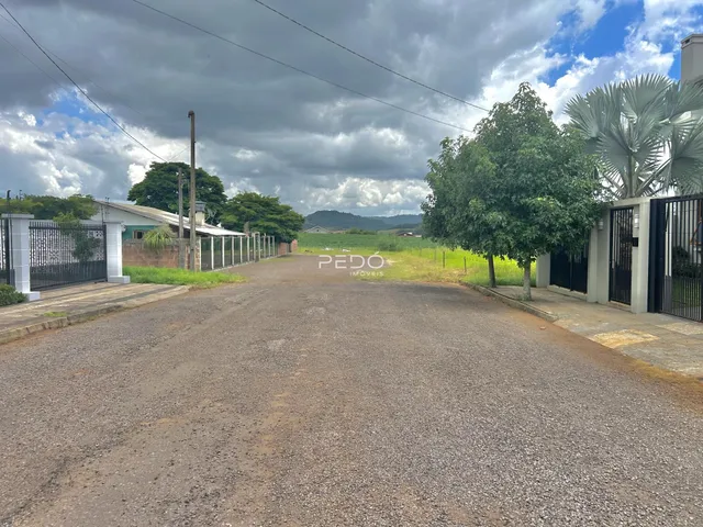 Vista da fachada de uma propriedade em Lajeado, Brasil com portão de entrada.