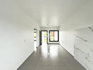 Corredor interno de uma residência em Lajeado, Brasil.