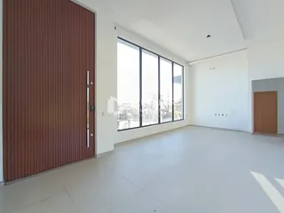 Ambiente interno de uma sala com grande janela.