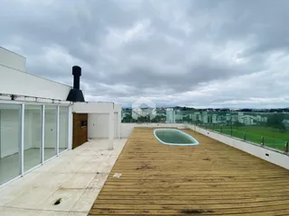 Vista de uma área externa com deck de madeira e piscina em Lajeado, Brasil.