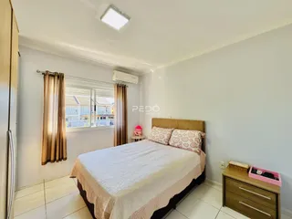 Quarto com cama e janela em um imóvel no Brasil.