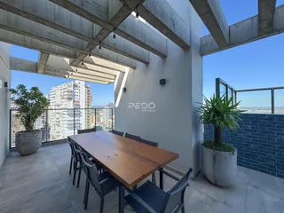 Vista da varanda com mesa de jantar em um imóvel em Lajeado.